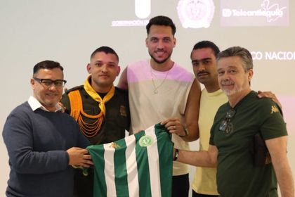 Imagen de El reencuentro de dos héroes una década después: Neto y su rescatista reviven el milagro de Chapecó en Medellín